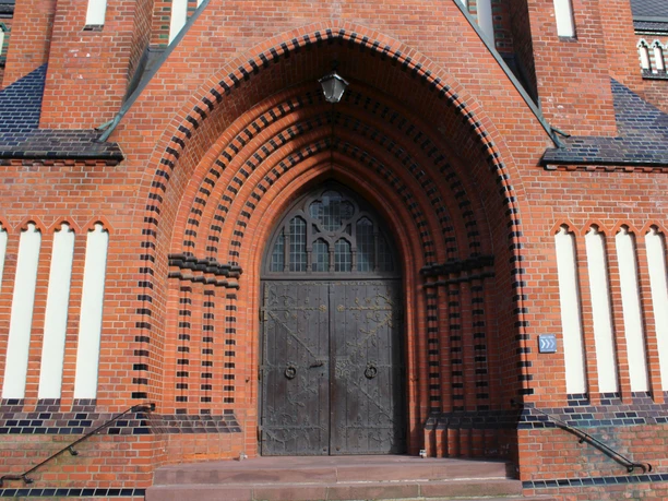 Pauluskirche 170405 Testinstawalk Lehe (c) Tanja Mehl (13)_WEB.jpg Portal der Pauluskirche in Bremerhaven-Lehe