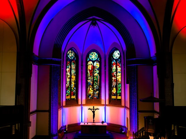 Postkarten Pauluskirche-2 (1).jpg Beleuchteter Kirchenraum der Pauluskirche