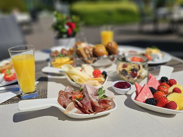 AquaVita_Frühstück_Terrasse draußen (4).jpg