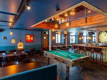 goldener-anker-billard-tische-tresen-ambiente.jpg