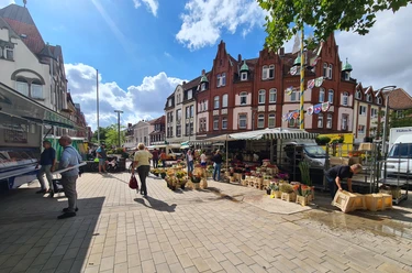 Wunstorfer Wochenmarkt Überblick.jpg