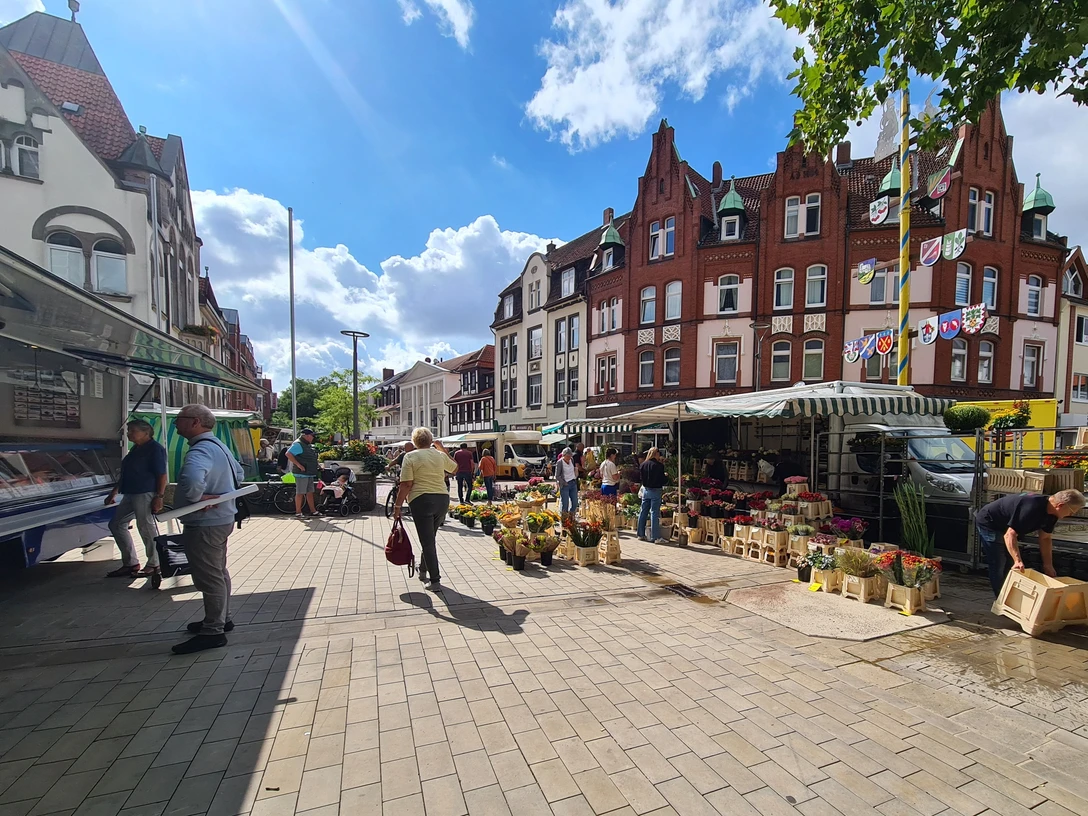 Wunstorfer Wochenmarkt Überblick.jpg