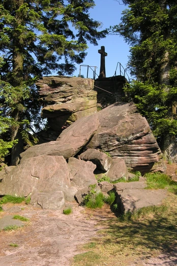 Bernstein mit Gipfelkreuz
