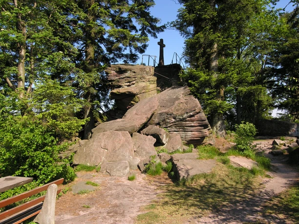 Bernstein mit Gipfelkreuz