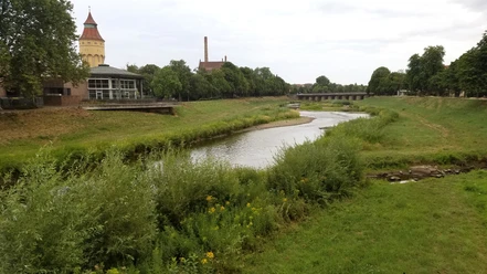 Murg an der Badener Halle in Rastatt mit Murgbrücke im Hintergrund