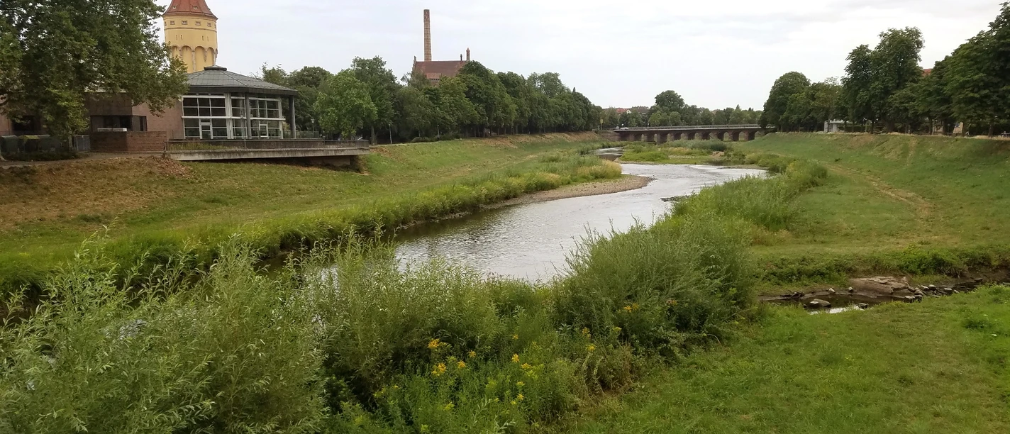 Murg an der Badener Halle in Rastatt mit Murgbrücke im Hintergrund