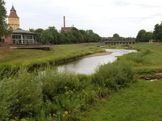 Murg an der Badener Halle in Rastatt mit Murgbrücke im Hintergrund