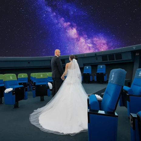 Hochzeit im Planetarium.jpg Brautpaar im Planetarium