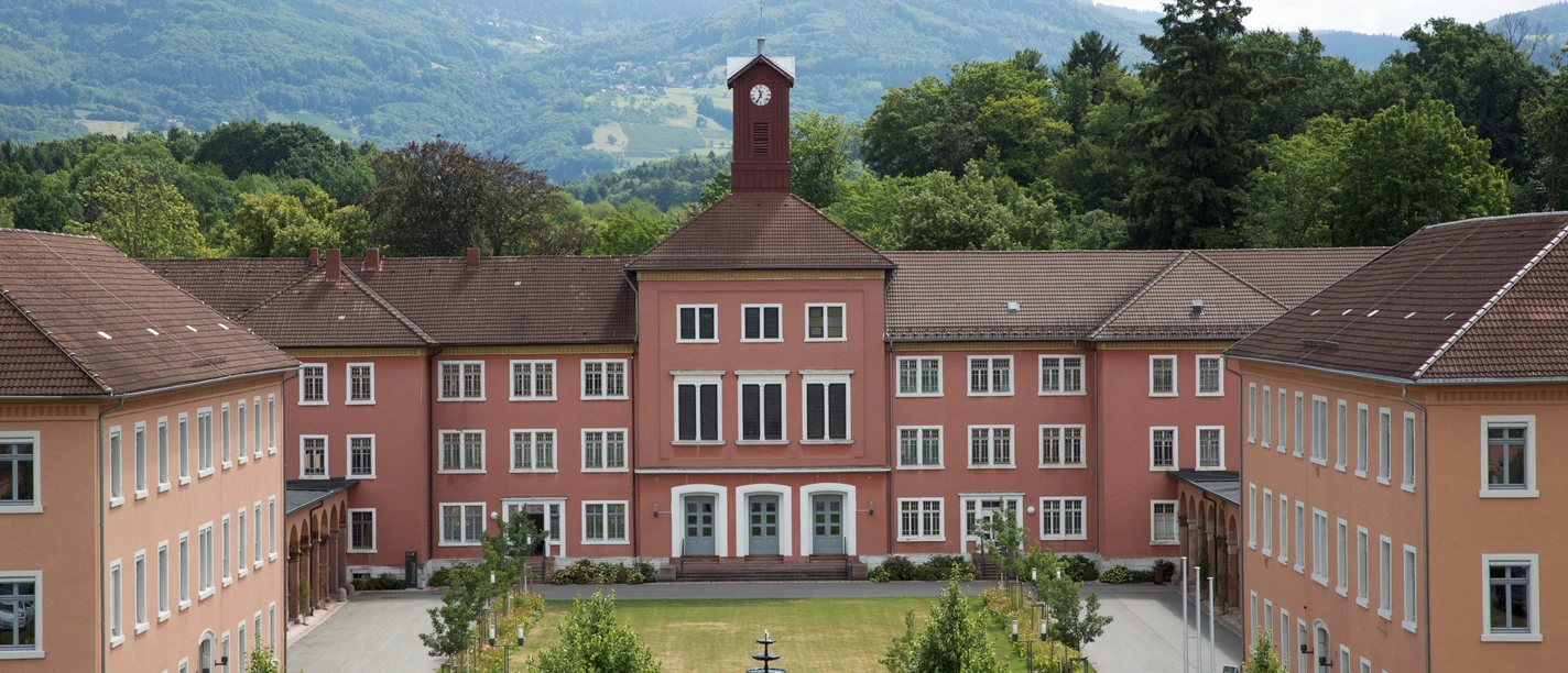 Blick auf das Außengelände der Illenau mit Innenhof