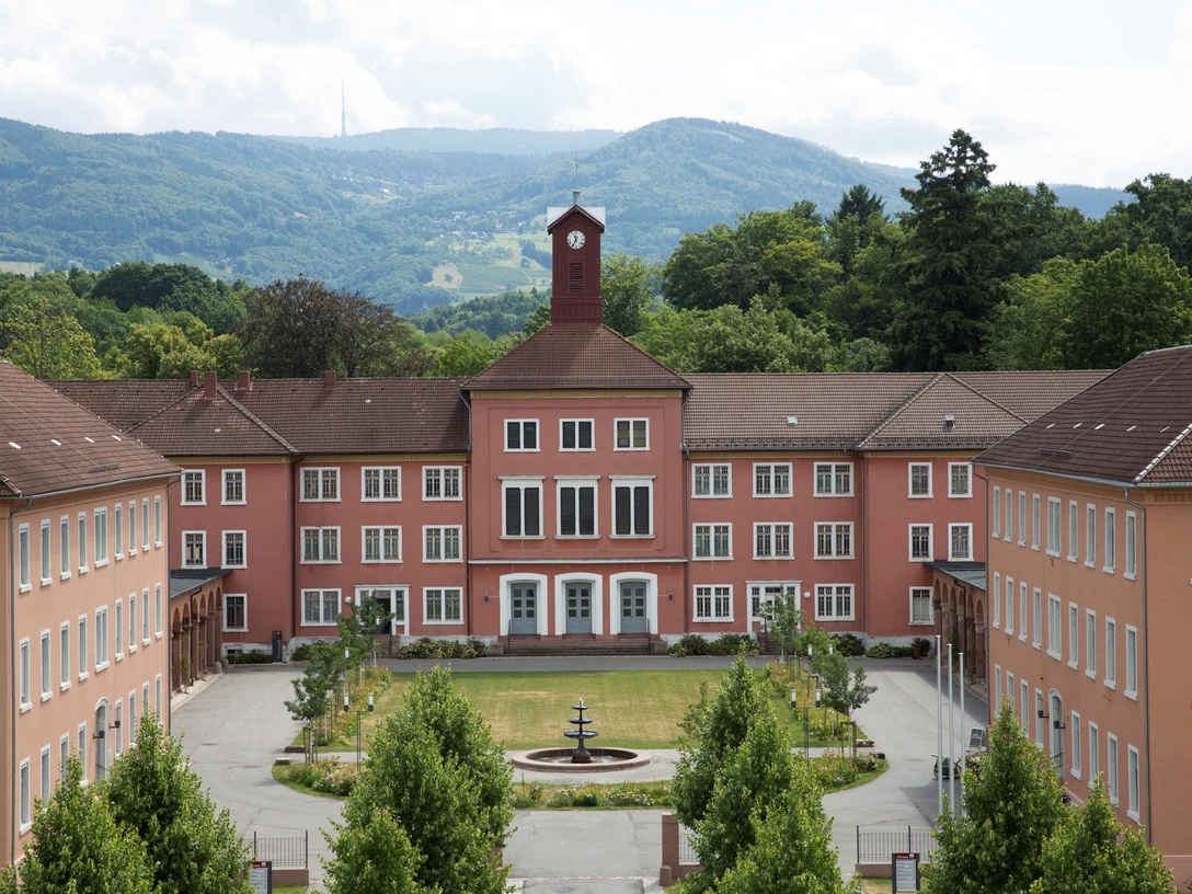 Blick auf das Außengelände der Illenau mit Innenhof