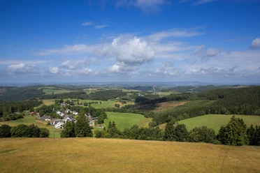 Blick vom Schombergturm Weite Aussicht auf einen leicht bewölkten Himmel vom Schombergturm in Wildewiese