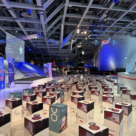 20240613_Transfernale_phaeno_1.jpg Bunte SitzwĂĽrfel im phaeno Wolfsburg mit BĂĽhne und Licht.