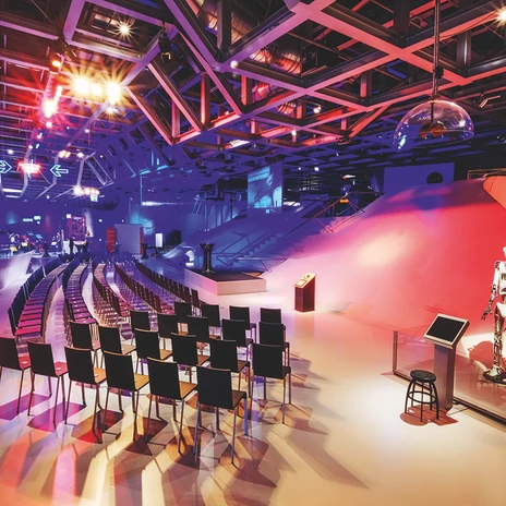 Ausstellung Foto Janina Snatzke.JPG Bunte Lichter, Stuhlreihen und Roboter in moderner Halle im phaeno.