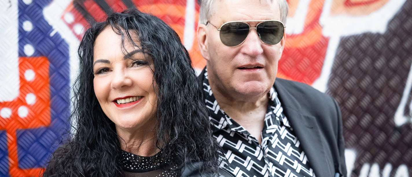 Two4You.jpg Links eine Frau mit schulterlangen schwarzen lockigen Haaren, die eine Lederjacke trägt. Rechts daneben ein Mann mit einer Sonnenbrille, der ein gemustertes Hemd und ein Sakko trägt.