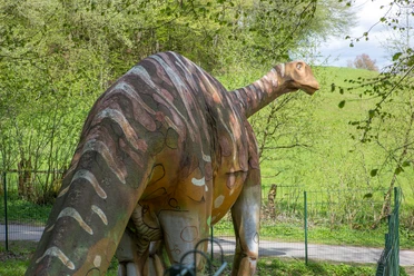 Modell eines Megalosauriers an den Saurierfährten in Bad Essen-Barkhausen. Modell eines Megalosauriers bei den Saurierfährten Barkhausen, als anschauliche Ergänzung zur Fundstelle der fossilen Dinosaurierspuren.