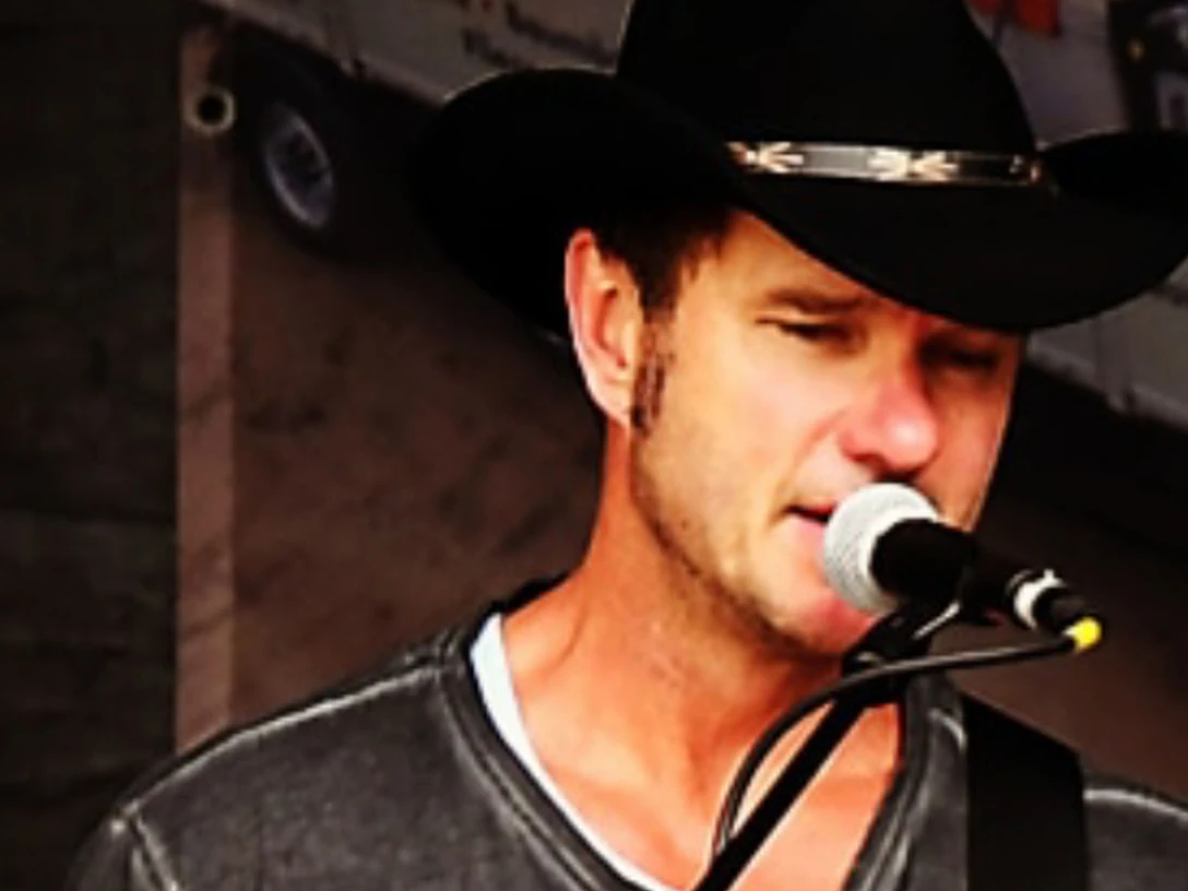 Santa Gerald Klöpfer, Pressefoto1, 2024-2560x1707.jpg Ein Mann mit Cowboyhut singt in ein Mikrofon.