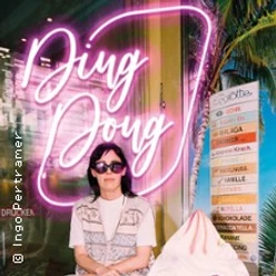 Person mit Sonnenbrille vor pinkem Neon-Schriftzug Ding Dong und farbigem Strandmotiv im Hintergrund