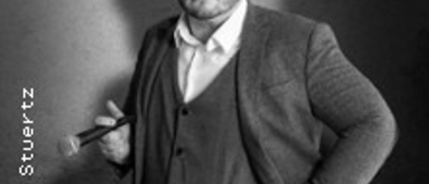 Mann im Anzug hält Mikrofon und Aufnahmegerät in einem monochromen Porträt
