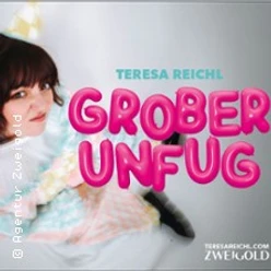 Eine Person in hellem Outfit neben pinken Ballonbuchstaben mit dem Titel Grober Unfug