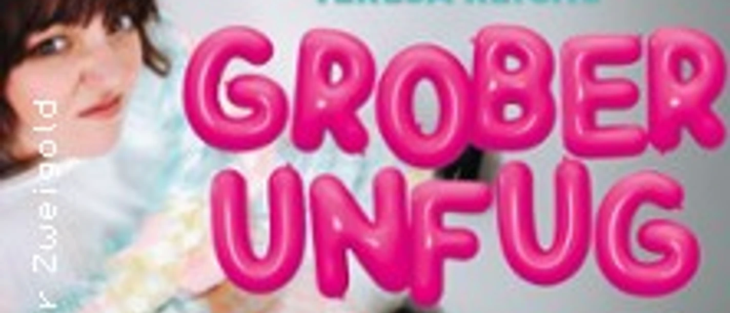 Eine Person in hellem Outfit neben pinken Ballonbuchstaben mit dem Titel Grober Unfug