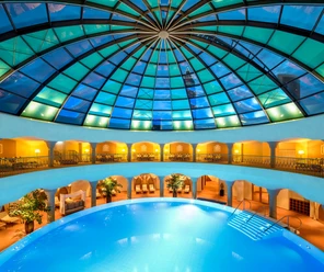 Frankfurt Meridian Spa - Pool Glaskuppel Innenpool unter großer Glaskuppel mit umlaufenden Galerien