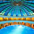 Frankfurt Meridian Spa - Pool Glaskuppel Innenpool unter großer Glaskuppel mit umlaufenden Galerien