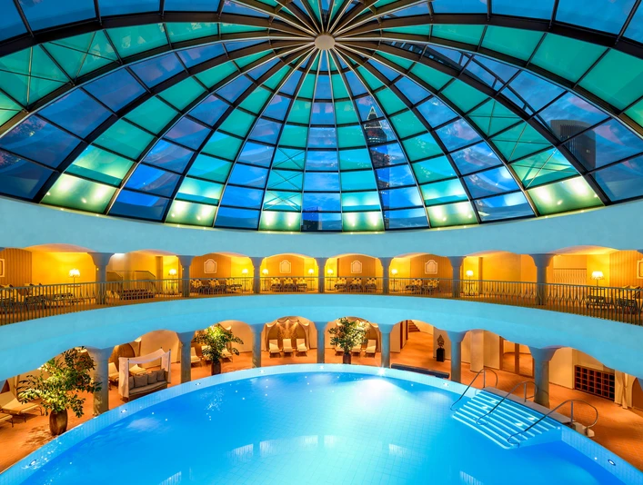 Frankfurt Meridian Spa - Pool Glaskuppel Innenpool unter großer Glaskuppel mit umlaufenden Galerien