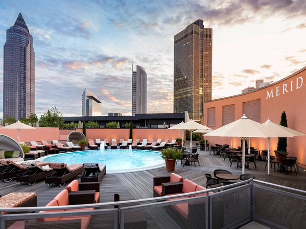 Frankfurt Meridian Spa - Dachterrasse mit Pool Dachterrasse mit Außenpool, Liegen und Blick auf die Frankfurter Skyline