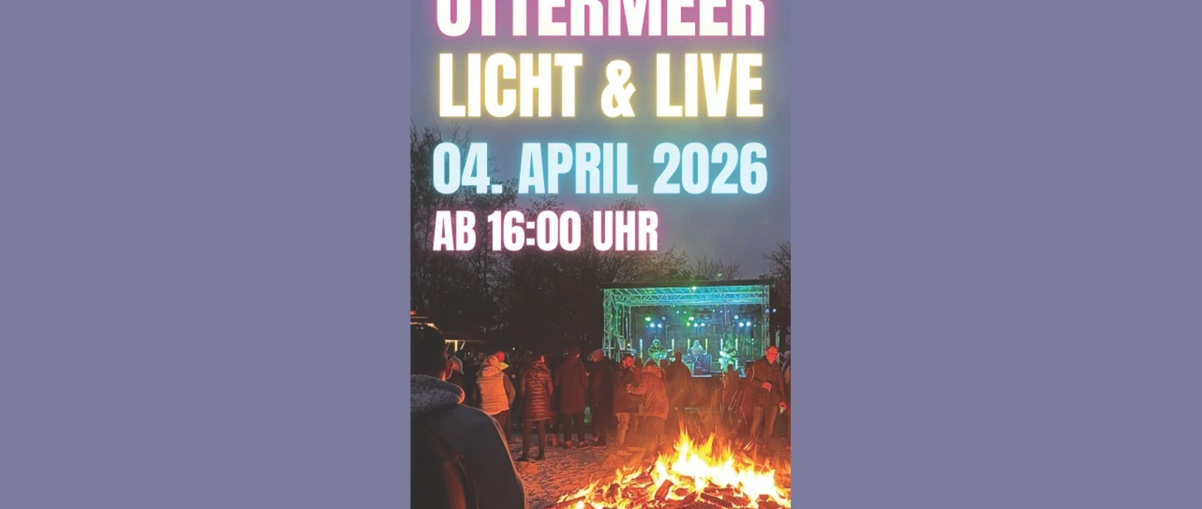 Ottermeer Licht&Live (1920x1080).jpg Menschen versammeln sich bei einem Lagerfeuer vor einer bunt beleuchteten Bühne am Ottermeer.
