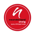 neanderland STEIG Qualitätsbetrieb Rotes Logo für neanderland STEIG Qualitätsbetrieb mit weißem Schriftzug und geschwungener Grafik.
