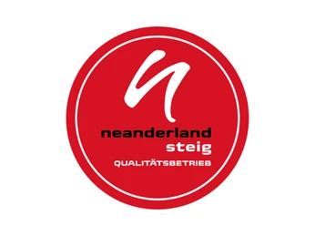 neanderland STEIG Qualitätsbetrieb Rotes Logo für neanderland STEIG Qualitätsbetrieb mit weißem Schriftzug und geschwungener Grafik.