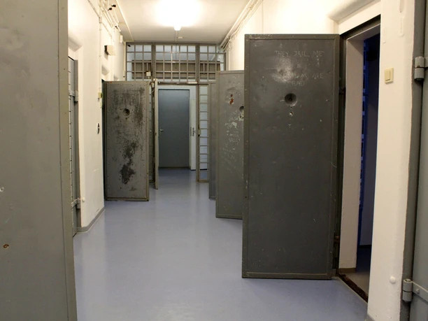 Polizeimuseum IMG_9761 (c) Tanja Mehl_Erlebnis Bremerhaven_WEB.jpg Zellentüren im Gefängnis