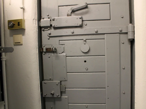 Polizeimuseum IMG_9676 (c) Tanja Mehl_Erlebnis Bremerhaven_WEB.jpg Zellentür im Polizeimuseum Bremerhaven