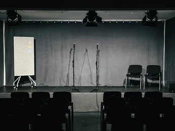 Bühne leere Bühne mir zwei Mikrofonen und Stühlen