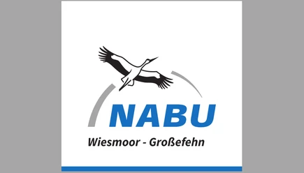 Schwarzer fliegender Vogel über blauem NABU-Schriftzug mit Text Wiesmoor – Großefehn.