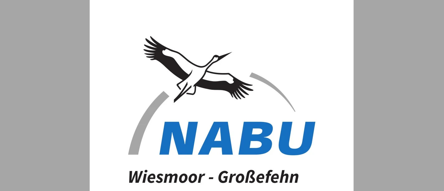 Nabu Logo (1920x1080).jpg Schwarzer fliegender Vogel über blauem NABU-Schriftzug mit Text Wiesmoor – Großefehn.