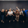 Teambuilding Improtheater Personengruppe posiert auf Bühne