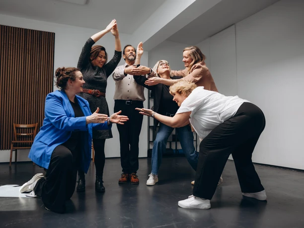 Teambuilding Improtheater Personengruppe beim Improvisationstheater