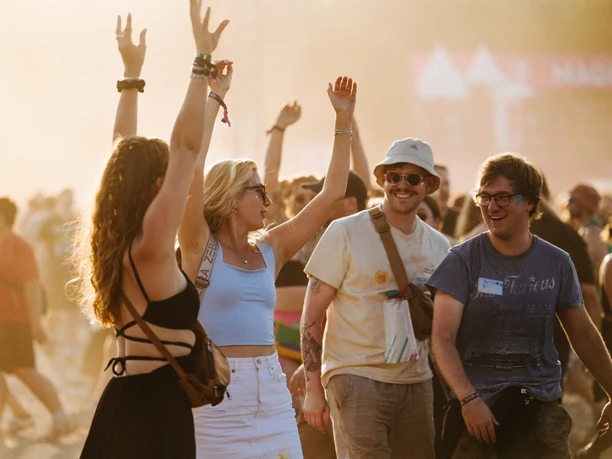 Vier Musikfans flirten auf dem Hurricane Festival Vier Musikfans flirten auf dem Hurricane Festival