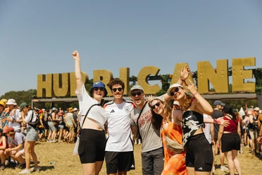 Fünf Musikfans vor dem Eingang vom Hurricane Festival Fünf Musikfans vor dem Eingang vom Hurricane Festival