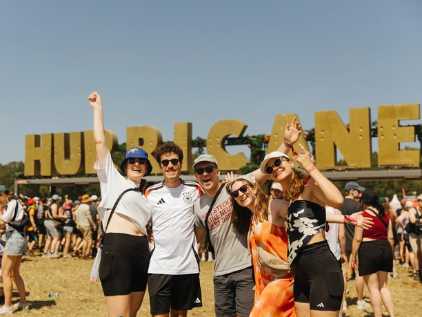 Fünf Musikfans vor dem Eingang vom Hurricane Festival Fünf Musikfans vor dem Eingang vom Hurricane Festival