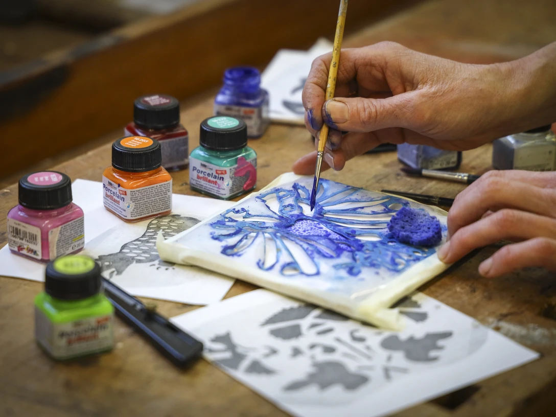 Kacheln bemalen am Ateliernachmittag auf Schloss Hallwyl © Museum Aargau