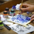 Kacheln bemalen am Ateliernachmittag auf Schloss Hallwyl © Museum Aargau