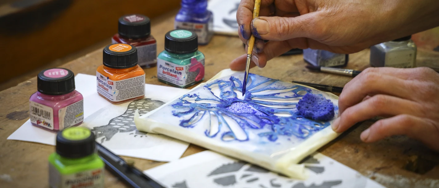 Kacheln bemalen am Ateliernachmittag auf Schloss Hallwyl © Museum Aargau