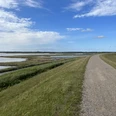 Fahrradweg auf dem Deich des Rantumbecken