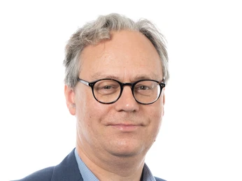 Meyer-Larsen_Foto von ISL Website.jpg Person mit Brille und grauen Haaren in blauem Sakko vor hellem Hintergrund.