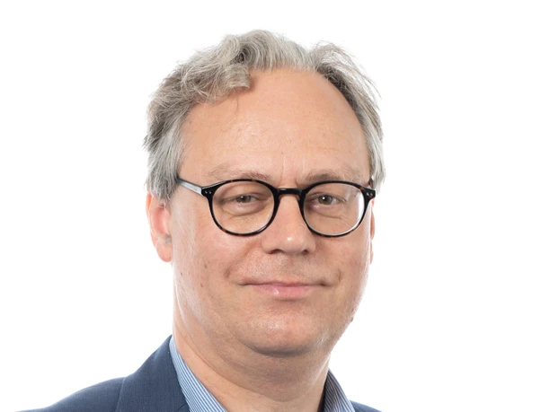 Meyer-Larsen_Foto von ISL Website.jpg Person mit Brille und grauen Haaren in blauem Sakko vor hellem Hintergrund.