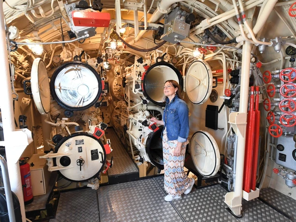 U-Boot DSC_1493 (c) Wolfhard Scheer_Erlebnis Bremerhaven_WEB.jpg Eine Frau steht vor den Torpedorohren im Inneren des Technikmuseums U-Boot Wilhelm Bauer
