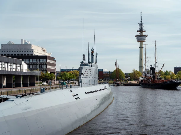 U-Boot IMG_6467 (c) Nastasia Simms_Erlebnis Bremerhaven_CC BY_NENNUNG DES COPYRIGHTS_WEB.jpg U-Boot Wilhelm Bauer im Museumshafen Bremerhaven mit dem Radarturm/Richtfunkturm im Hintergrund