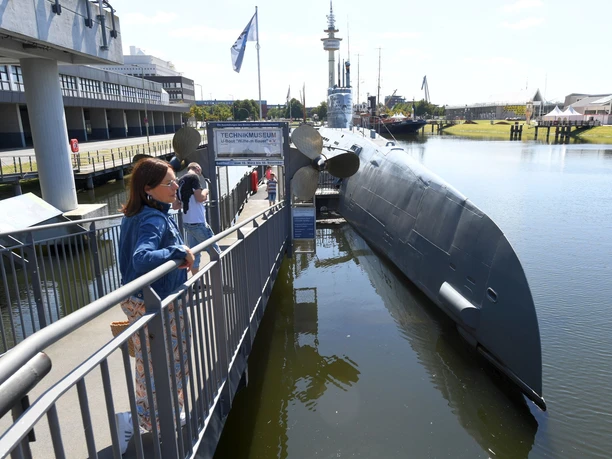 U-Boot DSC_1476 (c) Wolfhard Scheer_Erlebnis Bremerhaven.jpg Menschen auf der Gangway zum U-Boot Wilhelm Bauer